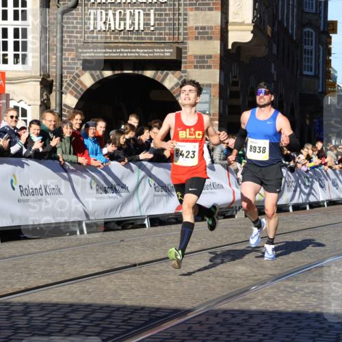 06.10.2024 - 19. swb-Marathon Bremen Strokosch-Dieckow http://msf.ph/oto/7361449 06.10.2024 10:34:03 Ziel 8423, 8750, 8938 meine-sportfotos.de