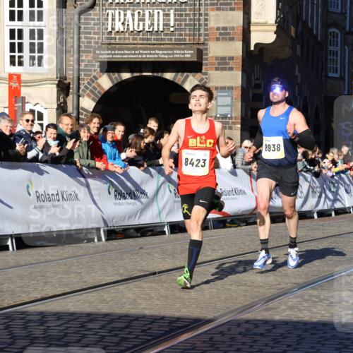 06.10.2024 - 19. swb-Marathon Bremen Strokosch-Dieckow http://msf.ph/oto/7361461 06.10.2024 10:34:03 Ziel 8423, 8750, 8938 meine-sportfotos.de