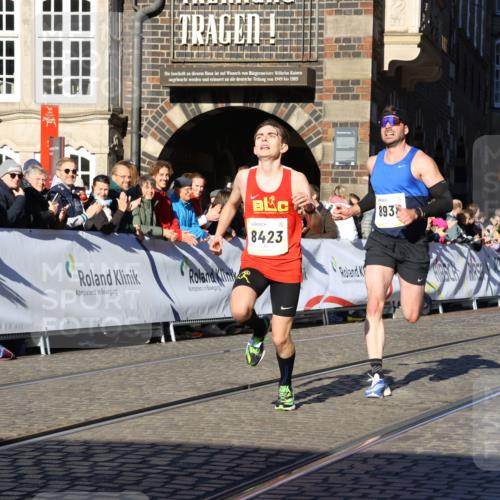 06.10.2024 - 19. swb-Marathon Bremen Strokosch-Dieckow http://msf.ph/oto/7361484 06.10.2024 10:34:03 Ziel 8423, 8750, 8938 meine-sportfotos.de