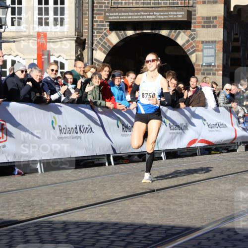 06.10.2024 - 19. swb-Marathon Bremen Strokosch-Dieckow http://msf.ph/oto/7361513 06.10.2024 10:34:07 Ziel 8423, 8750, 8938 meine-sportfotos.de