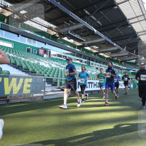 06.10.2024 - 19. swb-Marathon Bremen Yannick Fuchs http://msf.ph/oto/7361793 06.10.2024 10:29:13 Laufen im Stadion 7099, 7290, 7296, 7334, 7370, 7590, 7671, 7683, 7714, 7776, 7800, 7825, 7983, 7992, 8018, 8092, 8098, 8156, 8157, 8158, 8244, 8252, 8306, 8330, 8336, 8419, 8443, 8461, 8522, 8525, 8536, 8575, 8596, 8604, 8665, 8819, 8828, 8835, 8843, 8875, 8894, 8951, 8953, 8965, 9001, 9014, 9038, 9066, 9080, 9106 meine-sportfotos.de