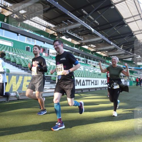 06.10.2024 - 19. swb-Marathon Bremen Yannick Fuchs http://msf.ph/oto/7361847 06.10.2024 10:29:16 Laufen im Stadion 7099, 7290, 7296, 7334, 7370, 7590, 7671, 7683, 7714, 7776, 7800, 7825, 7983, 7992, 8018, 8092, 8098, 8156, 8157, 8158, 8244, 8252, 8330, 8336, 8443, 8458, 8461, 8522, 8525, 8536, 8575, 8596, 8604, 8819, 8828, 8835, 8843, 8875, 8894, 8951, 8953, 8965, 9001, 9014, 9038, 9066, 9080, 9106 meine-sportfotos.de