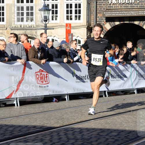 06.10.2024 - 19. swb-Marathon Bremen Strokosch-Dieckow http://msf.ph/oto/7361952 06.10.2024 10:34:39 Ziel 8442, 8531, 8655, 8681 meine-sportfotos.de
