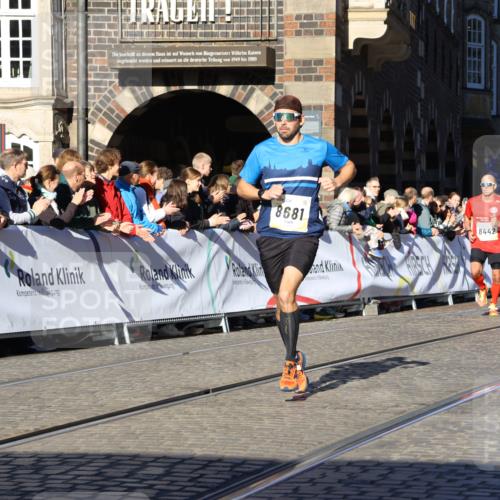 06.10.2024 - 19. swb-Marathon Bremen Strokosch-Dieckow http://msf.ph/oto/7362009 06.10.2024 10:34:49 Ziel 8442, 8681, 8791 meine-sportfotos.de