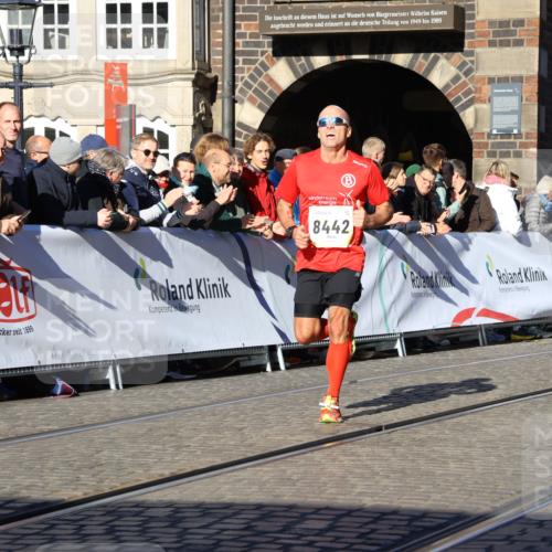 06.10.2024 - 19. swb-Marathon Bremen Strokosch-Dieckow http://msf.ph/oto/7362076 06.10.2024 10:34:51 Ziel 8442, 8681, 8791 meine-sportfotos.de