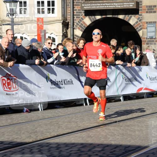06.10.2024 - 19. swb-Marathon Bremen Strokosch-Dieckow http://msf.ph/oto/7362086 06.10.2024 10:34:51 Ziel 8442, 8681, 8791 meine-sportfotos.de