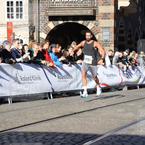 06.10.2024 - 19. swb-Marathon Bremen Strokosch-Dieckow http://msf.ph/oto/7362198 06.10.2024 10:35:03 Ziel 8577, 8791, 8983 meine-sportfotos.de