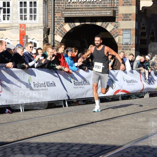06.10.2024 - 19. swb-Marathon Bremen Strokosch-Dieckow http://msf.ph/oto/7362220 06.10.2024 10:35:03 Ziel 8577, 8791, 8983 meine-sportfotos.de