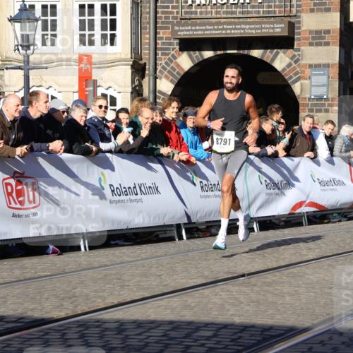 06.10.2024 - 19. swb-Marathon Bremen Strokosch-Dieckow http://msf.ph/oto/7362251 06.10.2024 10:35:03 Ziel 8577, 8791, 8983 meine-sportfotos.de