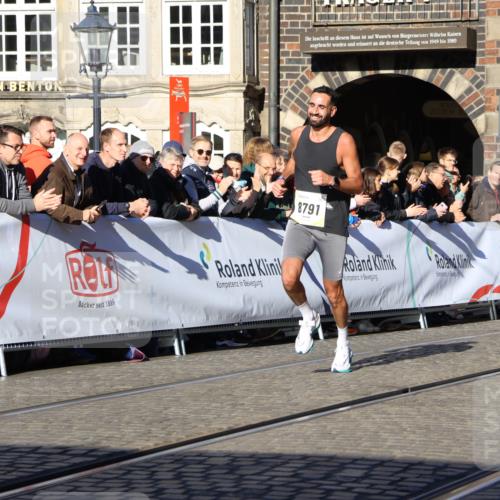 06.10.2024 - 19. swb-Marathon Bremen Strokosch-Dieckow http://msf.ph/oto/7362300 06.10.2024 10:35:03 Ziel 8577, 8791, 8983 meine-sportfotos.de