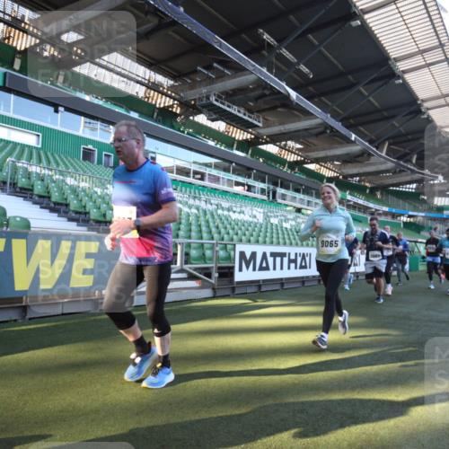 06.10.2024 - 19. swb-Marathon Bremen Yannick Fuchs http://msf.ph/oto/7362337 06.10.2024 10:30:22 Laufen im Stadion 7029, 7053, 7144, 7146, 7176, 7302, 7361, 7412, 7585, 7613, 7620, 7629, 7630, 7698, 7752, 7784, 7962, 8036, 8041, 8109, 8186, 8219, 8223, 8290, 8328, 8332, 8333, 8354, 8428, 8440, 8465, 8469, 8477, 8524, 8552, 8629, 8639, 8748, 8763, 8768, 8783, 8794, 8802, 8803, 8834, 8841, 8869, 8897, 8898, 8931, 8933, 9008, 9023, 9065, 9081 meine-sportfotos.de