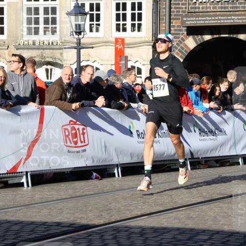 06.10.2024 - 19. swb-Marathon Bremen Strokosch-Dieckow http://msf.ph/oto/7362482 06.10.2024 10:35:18 Ziel 7098, 8577, 8983 meine-sportfotos.de