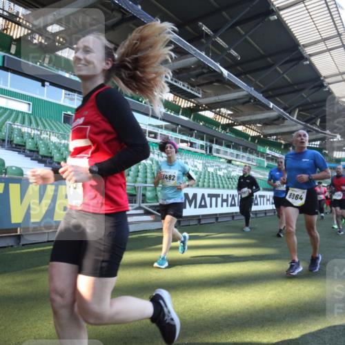 06.10.2024 - 19. swb-Marathon Bremen Yannick Fuchs http://msf.ph/oto/7363101 06.10.2024 10:32:19 Laufen im Stadion 7055, 7087, 7090, 7179, 7189, 7308, 7379, 7382, 7386, 7415, 7425, 7457, 7469, 7474, 7481, 7482, 7493, 7551, 7600, 7637, 7689, 7750, 7846, 7850, 7894, 7974, 7975, 8045, 8052, 8061, 8111, 8112, 8119, 8132, 8161, 8162, 8231, 8276, 8317, 8322, 8324, 8325, 8339, 8359, 8377, 8413, 8418, 8431, 8576, 8584, 8598, 8616, 8641, 8682, 8683, 8738, 8744, 8756, 8757, 8759, 8772, 8790, 8822, 8826, 8840, 8867, 8868, 8874, 8936, 8949, 8964, 9115 meine-sportfotos.de