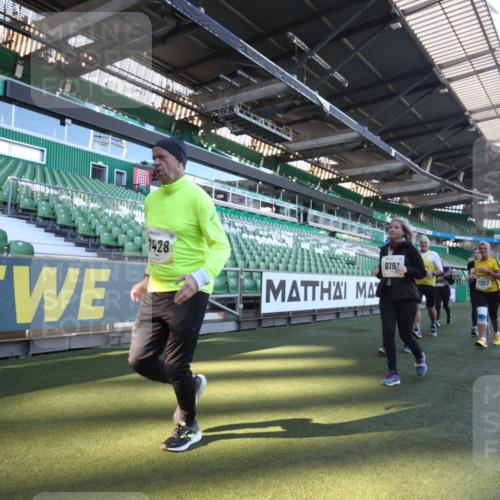 06.10.2024 - 19. swb-Marathon Bremen Yannick Fuchs http://msf.ph/oto/7365001 06.10.2024 10:35:42 Laufen im Stadion 7018, 7020, 7167, 7182, 7266, 7341, 7353, 7391, 7393, 7428, 7460, 7462, 7514, 7515, 7639, 7686, 7694, 7724, 7829, 7830, 7878, 7904, 7923, 7937, 7945, 7967, 7969, 7977, 8096, 8121, 8131, 8191, 8212, 8225, 8265, 8273, 8409, 8410, 8421, 8425, 8483, 8562, 8582, 8595, 8638, 8668, 8675, 8685, 8704, 8787, 8818, 8837, 8940, 8941, 8952, 8957, 9017, 9029, 9128, 9666 meine-sportfotos.de