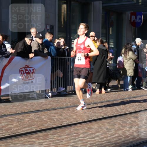 06.10.2024 - 19. swb-Marathon Bremen Strokosch-Dieckow http://msf.ph/oto/7365477 06.10.2024 10:29:35 Laufen 44, 8080 meine-sportfotos.de