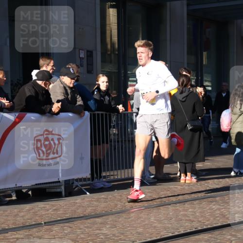 06.10.2024 - 19. swb-Marathon Bremen Strokosch-Dieckow http://msf.ph/oto/7365791 06.10.2024 10:30:46 Laufen 8499, 8500, 8600, 9039 meine-sportfotos.de