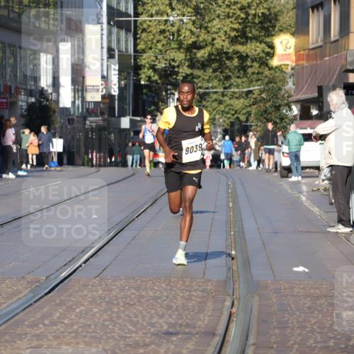 06.10.2024 - 19. swb-Marathon Bremen Strokosch-Dieckow http://msf.ph/oto/7365833 06.10.2024 10:30:56 Laufen 8499, 8500, 9039 meine-sportfotos.de