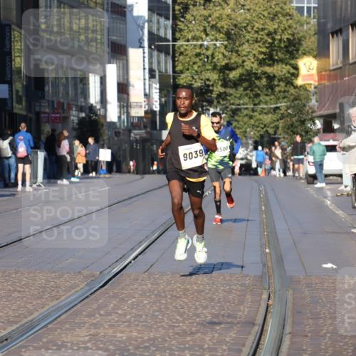 06.10.2024 - 19. swb-Marathon Bremen Strokosch-Dieckow http://msf.ph/oto/7365852 06.10.2024 10:30:57 Laufen 8499, 8500, 9039 meine-sportfotos.de