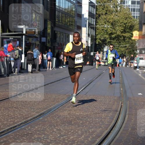 06.10.2024 - 19. swb-Marathon Bremen Strokosch-Dieckow http://msf.ph/oto/7365885 06.10.2024 10:30:58 Laufen 8499, 8500, 9039 meine-sportfotos.de
