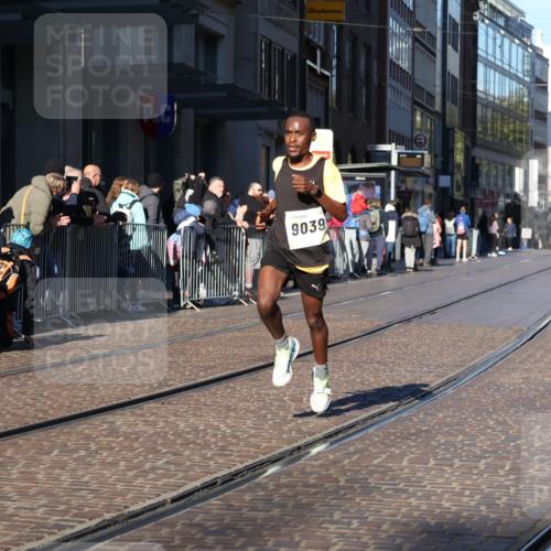 06.10.2024 - 19. swb-Marathon Bremen Strokosch-Dieckow http://msf.ph/oto/7365909 06.10.2024 10:30:59 Laufen 8499, 8500, 9039 meine-sportfotos.de