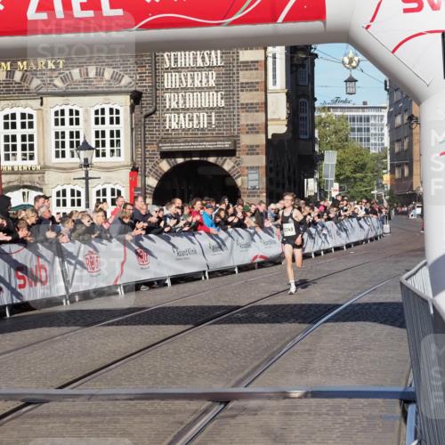 06.10.2024 - 19. swb-Marathon Bremen Luisa Fischer http://msf.ph/oto/7367226 06.10.2024 10:27:28 Ziel 8349 meine-sportfotos.de
