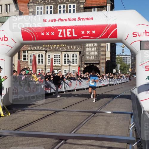 06.10.2024 - 19. swb-Marathon Bremen Luisa Fischer http://msf.ph/oto/7367758 06.10.2024 10:29:16 Ziel 7498 meine-sportfotos.de