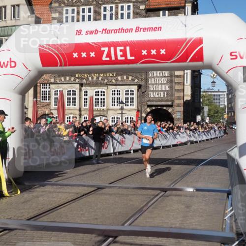 06.10.2024 - 19. swb-Marathon Bremen Luisa Fischer http://msf.ph/oto/7367778 06.10.2024 10:29:16 Ziel 7498 meine-sportfotos.de