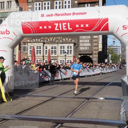 06.10.2024 - 19. swb-Marathon Bremen Luisa Fischer http://msf.ph/oto/7367787 06.10.2024 10:29:16 Ziel 7498 meine-sportfotos.de