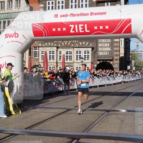 06.10.2024 - 19. swb-Marathon Bremen Luisa Fischer http://msf.ph/oto/7367802 06.10.2024 10:29:17 Ziel 7498 meine-sportfotos.de