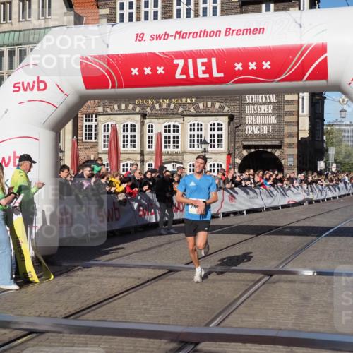 06.10.2024 - 19. swb-Marathon Bremen Luisa Fischer http://msf.ph/oto/7367814 06.10.2024 10:29:17 Ziel 7498 meine-sportfotos.de