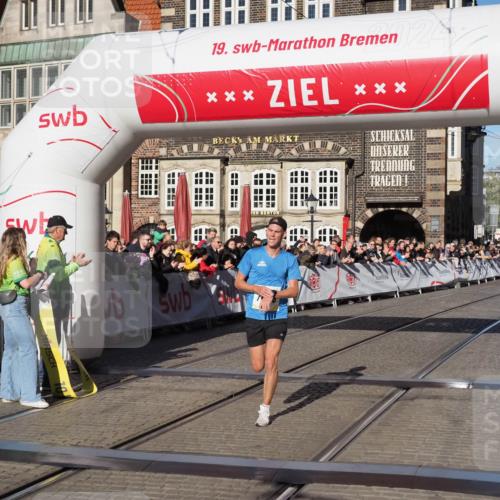 06.10.2024 - 19. swb-Marathon Bremen Luisa Fischer http://msf.ph/oto/7367826 06.10.2024 10:29:17 Ziel 7498 meine-sportfotos.de