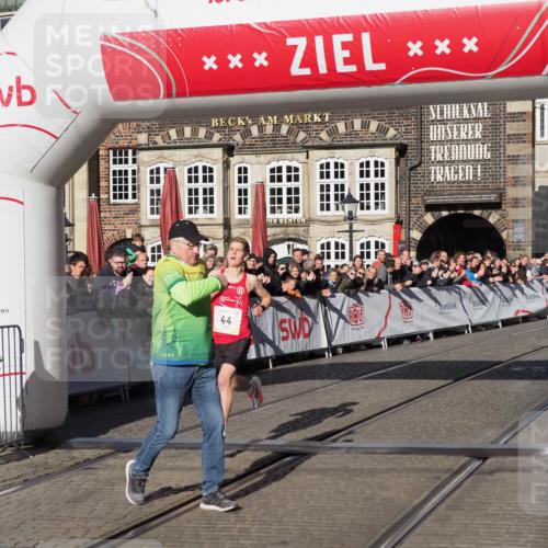 06.10.2024 - 19. swb-Marathon Bremen Luisa Fischer http://msf.ph/oto/7368370 06.10.2024 10:29:47 Ziel 44, 51 meine-sportfotos.de