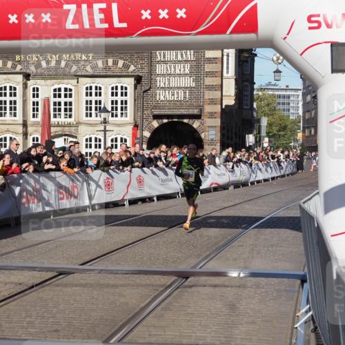 06.10.2024 - 19. swb-Marathon Bremen Luisa Fischer http://msf.ph/oto/7368535 06.10.2024 10:30:21 Ziel 8080 meine-sportfotos.de