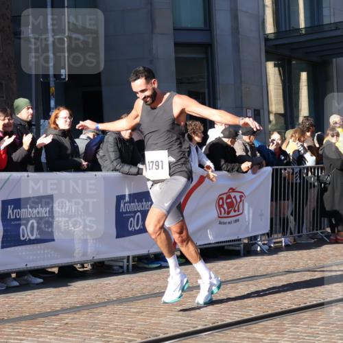 06.10.2024 - 19. swb-Marathon Bremen Strokosch-Dieckow http://msf.ph/oto/7368635 06.10.2024 10:34:56 Laufen 7098, 8577, 8791, 8983 meine-sportfotos.de