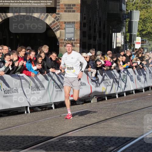 06.10.2024 - 19. swb-Marathon Bremen Luisa Fischer http://msf.ph/oto/7368823 06.10.2024 10:30:54 Ziel 8560, 8600 meine-sportfotos.de
