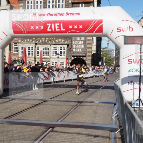 06.10.2024 - 19. swb-Marathon Bremen Luisa Fischer http://msf.ph/oto/7368985 06.10.2024 10:31:11 Ziel 8500, 9039 meine-sportfotos.de