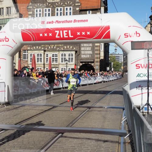 06.10.2024 - 19. swb-Marathon Bremen Luisa Fischer http://msf.ph/oto/7369215 06.10.2024 10:31:15 Ziel 8500, 9039 meine-sportfotos.de