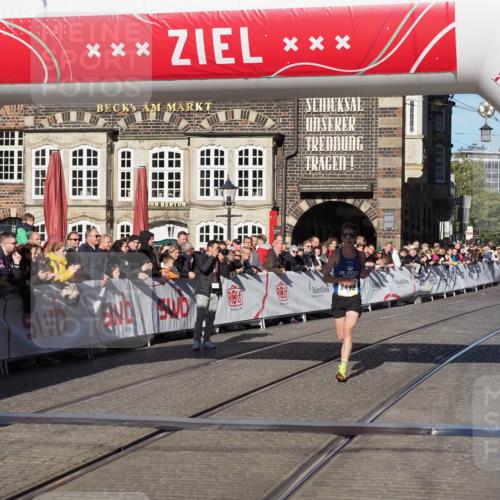 06.10.2024 - 19. swb-Marathon Bremen Luisa Fischer http://msf.ph/oto/7369228 06.10.2024 10:31:21 Ziel 8499, 8500 meine-sportfotos.de