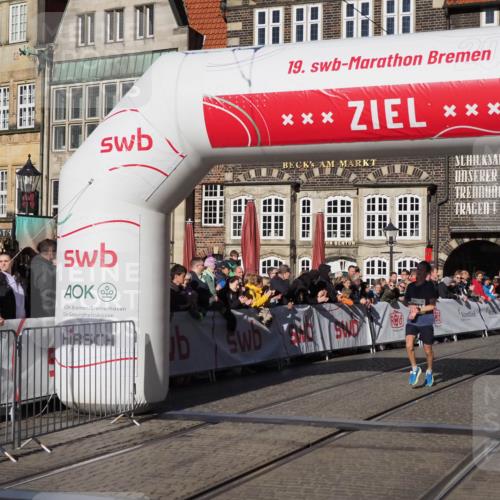 06.10.2024 - 19. swb-Marathon Bremen Luisa Fischer http://msf.ph/oto/7369409 06.10.2024 10:32:06 Ziel 8300, 8513 meine-sportfotos.de