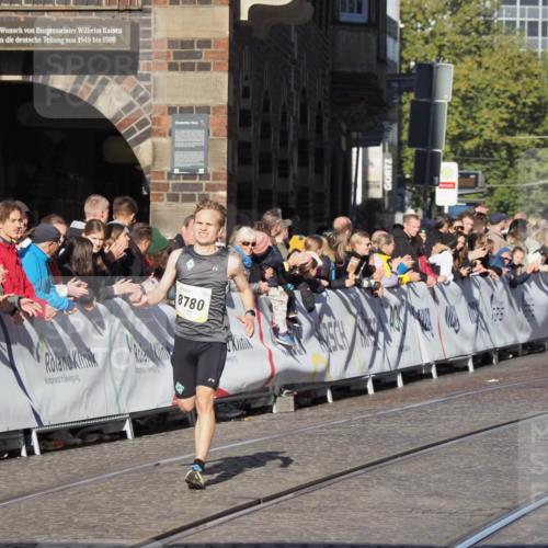 06.10.2024 - 19. swb-Marathon Bremen Luisa Fischer http://msf.ph/oto/7369656 06.10.2024 10:32:31 Ziel 8780 meine-sportfotos.de