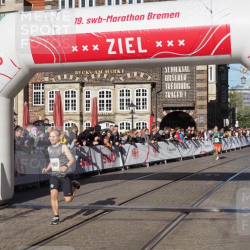 06.10.2024 - 19. swb-Marathon Bremen Luisa Fischer http://msf.ph/oto/7369684 06.10.2024 10:32:34 Ziel 8753, 8780 meine-sportfotos.de