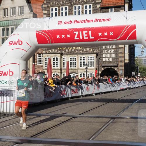 06.10.2024 - 19. swb-Marathon Bremen Luisa Fischer http://msf.ph/oto/7369807 06.10.2024 10:32:39 Ziel 8753, 8780 meine-sportfotos.de