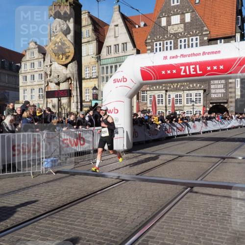 06.10.2024 - 19. swb-Marathon Bremen Luisa Fischer http://msf.ph/oto/7369965 06.10.2024 10:32:55 Ziel 8211 meine-sportfotos.de