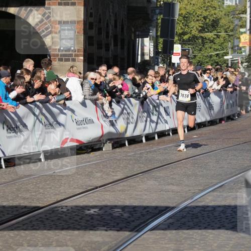 06.10.2024 - 19. swb-Marathon Bremen Luisa Fischer http://msf.ph/oto/7370048 06.10.2024 10:33:28 Ziel 7838 meine-sportfotos.de