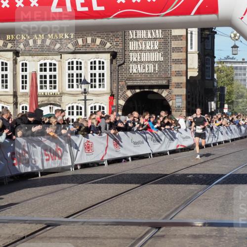06.10.2024 - 19. swb-Marathon Bremen Luisa Fischer http://msf.ph/oto/7370093 06.10.2024 10:33:29 Ziel 7838 meine-sportfotos.de