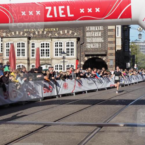 06.10.2024 - 19. swb-Marathon Bremen Luisa Fischer http://msf.ph/oto/7370103 06.10.2024 10:33:30 Ziel 7838 meine-sportfotos.de