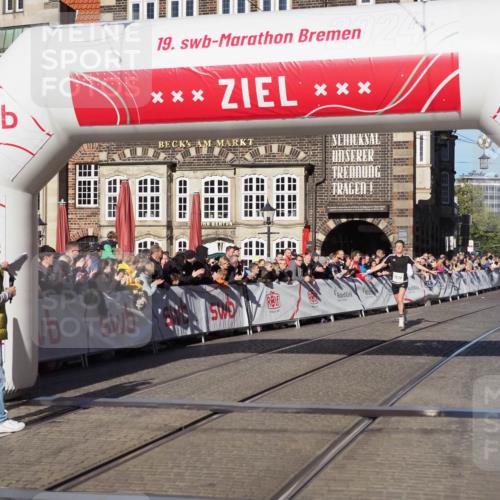 06.10.2024 - 19. swb-Marathon Bremen Luisa Fischer http://msf.ph/oto/7370125 06.10.2024 10:33:30 Ziel 7838 meine-sportfotos.de