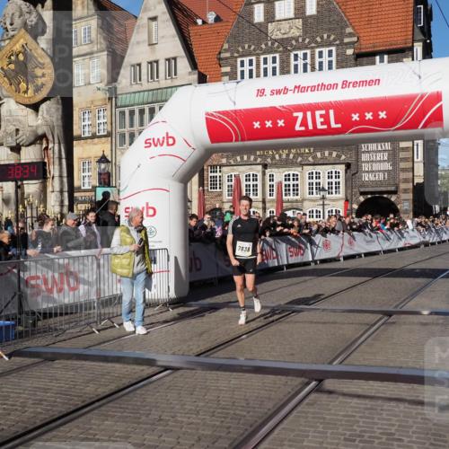 06.10.2024 - 19. swb-Marathon Bremen Luisa Fischer http://msf.ph/oto/7370278 06.10.2024 10:33:33 Ziel 7838 meine-sportfotos.de
