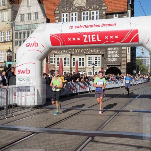 06.10.2024 - 19. swb-Marathon Bremen Luisa Fischer http://msf.ph/oto/7370438 06.10.2024 10:33:54 Ziel 8139, 8543, 8735 meine-sportfotos.de