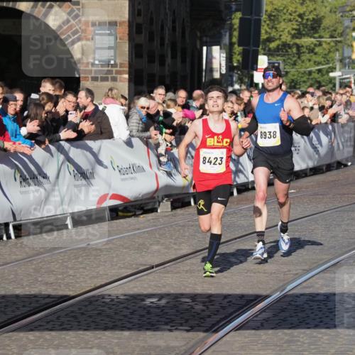 06.10.2024 - 19. swb-Marathon Bremen Luisa Fischer http://msf.ph/oto/7370620 06.10.2024 10:34:03 Ziel 8423, 8938 meine-sportfotos.de